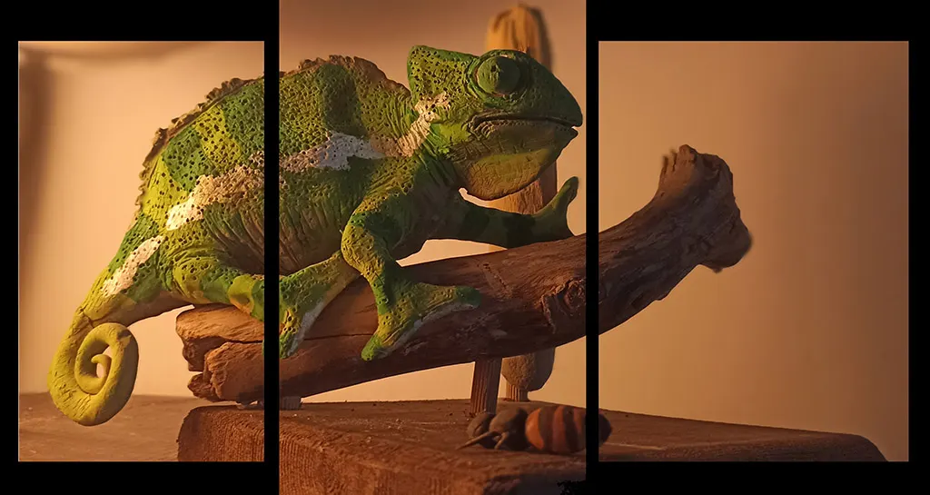 Opera che raffigura un camaleonte su un ramo