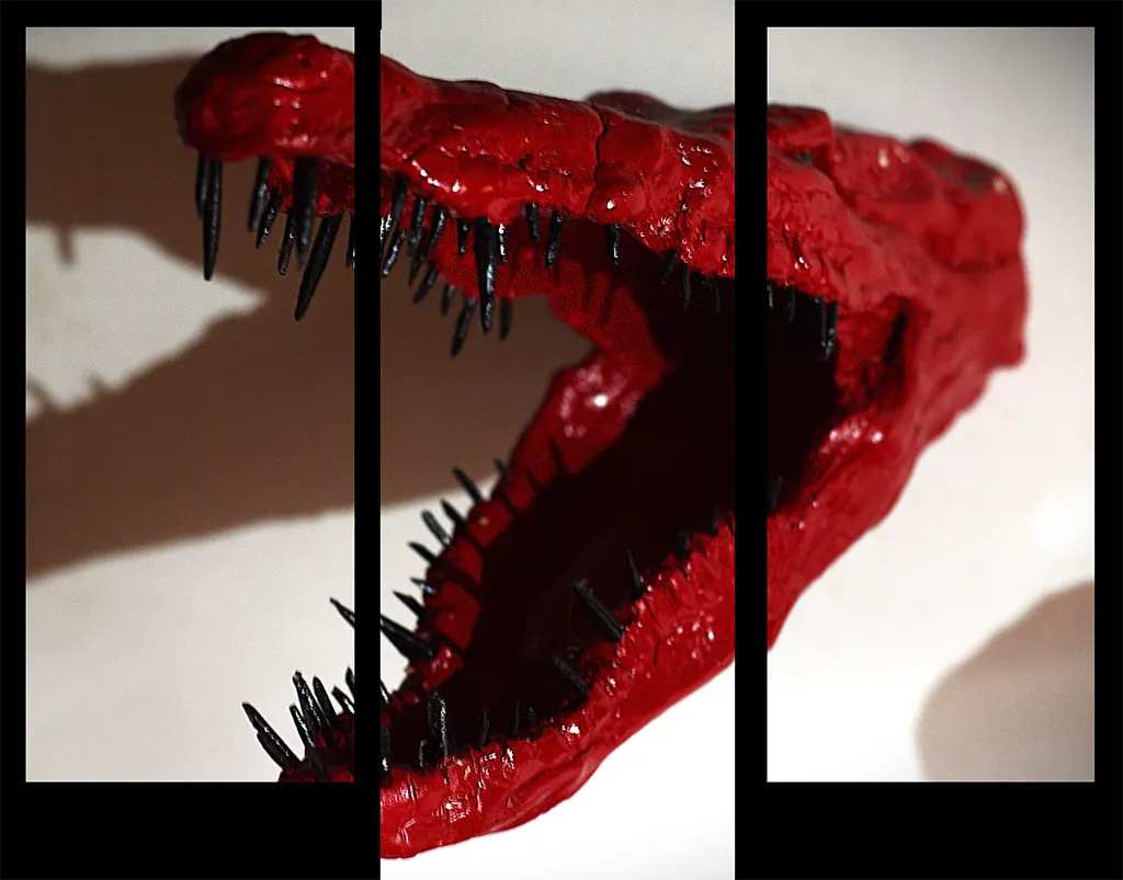 Testa di coccodrillo appesa al muro