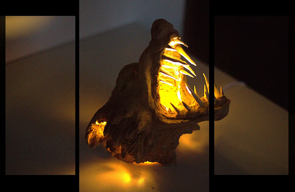 Testa di lupo usata come lampada con la possibilità di essere un arredamento da parete